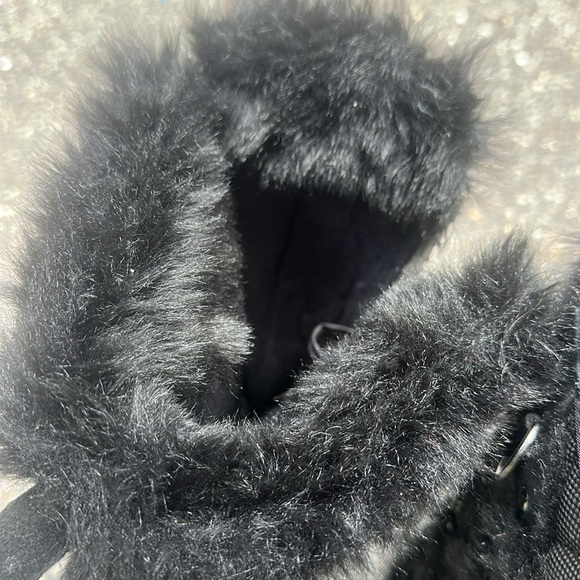 Khombu Black Winter Boots with Fur Trim Boys NWT Size 7 - Picture 4 of 4